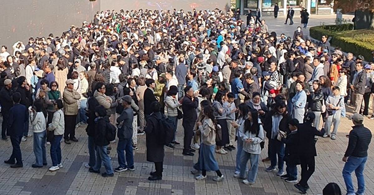 국내에서 발견된 신라금관 6점을 모두 모은 특별전 '신라금관, 권력과 위신' 일반 관람이 시작된 2일 국립경주박물관에 관람객들이 대기하고 있다. 이번 전시는 1921년 금관총 발굴 이후 약 104년 만에 처음으로 신라금관 6점을 모두 모았다 / 국립경주박물관 제공, 연합뉴스