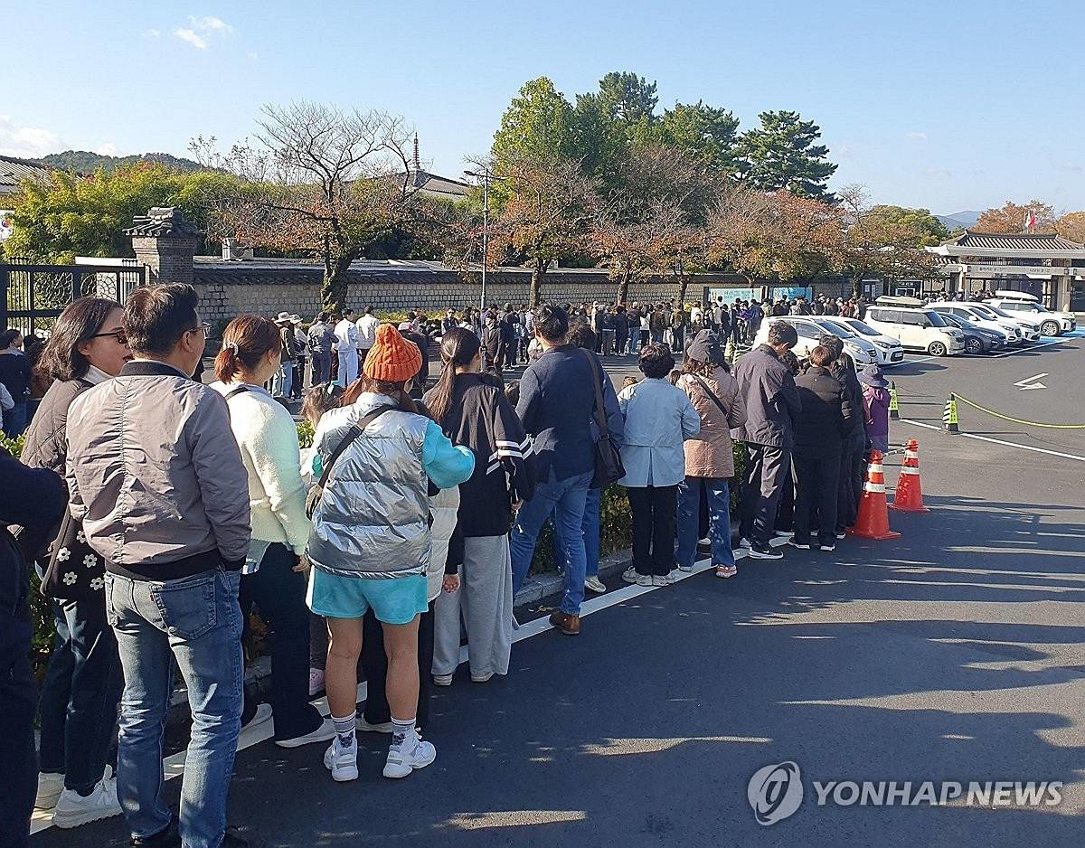 '신라금관 보러 왔어요' / 국립경주박물관 제공, 연합뉴스