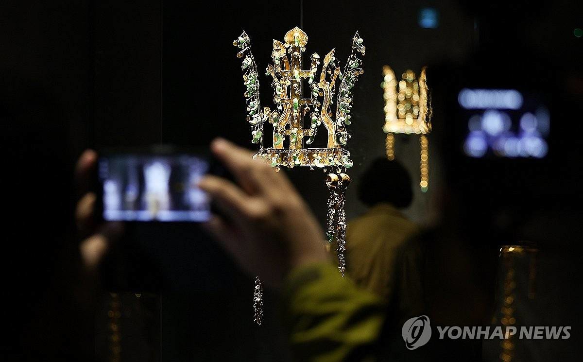 지난달 27일 국립경주박물관에서 열린 아시아태평양경제협력체(APEC) 정상회의·박물관 개관 80주년 기념 특별전 '신라 금관, 권력과 위신' 언론 공개회에서 신라 금관이 공개되고 있다 / 연합뉴스