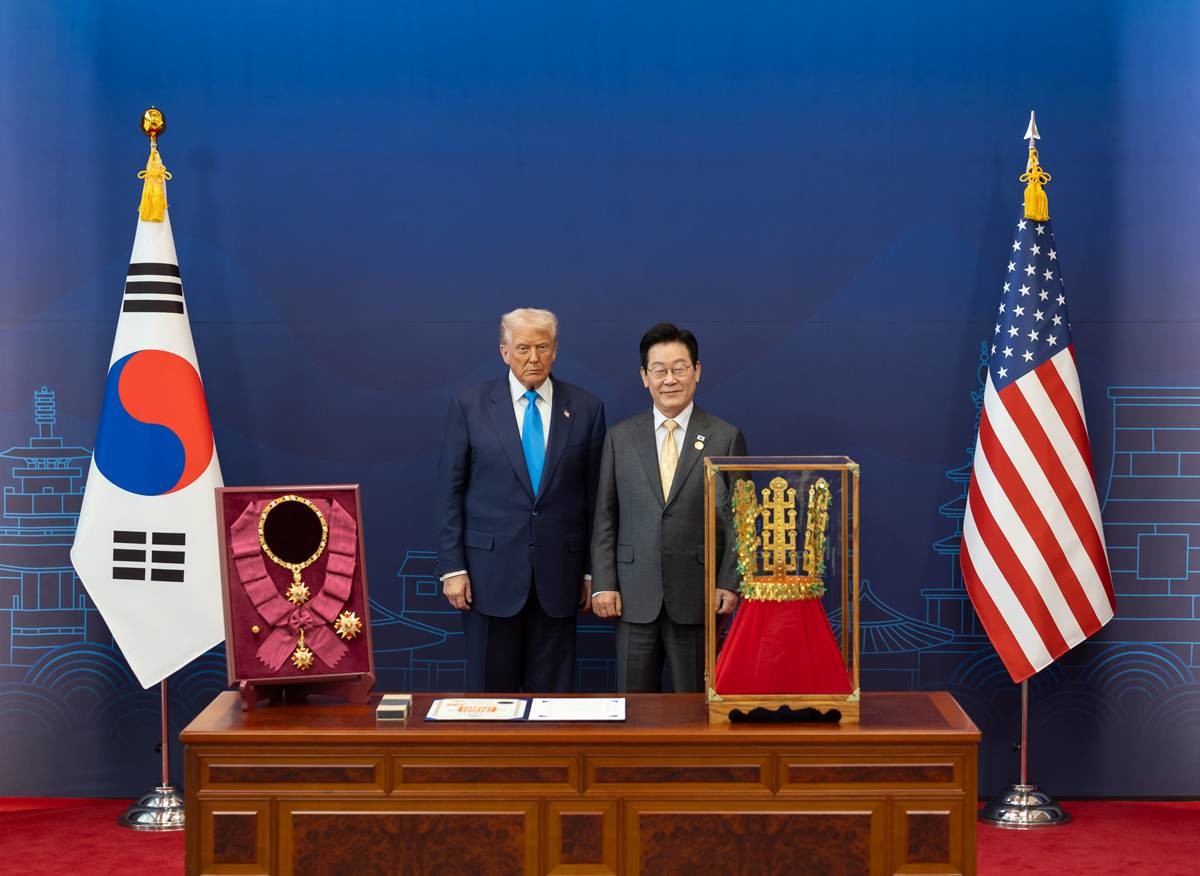 이재명 대통령이 지난달 29일 경북 경주박물관에서 열린 한미 공식 환영식에서 도널드 트럼프 미국 대통령에게 무궁화 대훈장 수여와 천마총 금관 모형을 선물하고 있다 / 대통령실 제공, 뉴스1