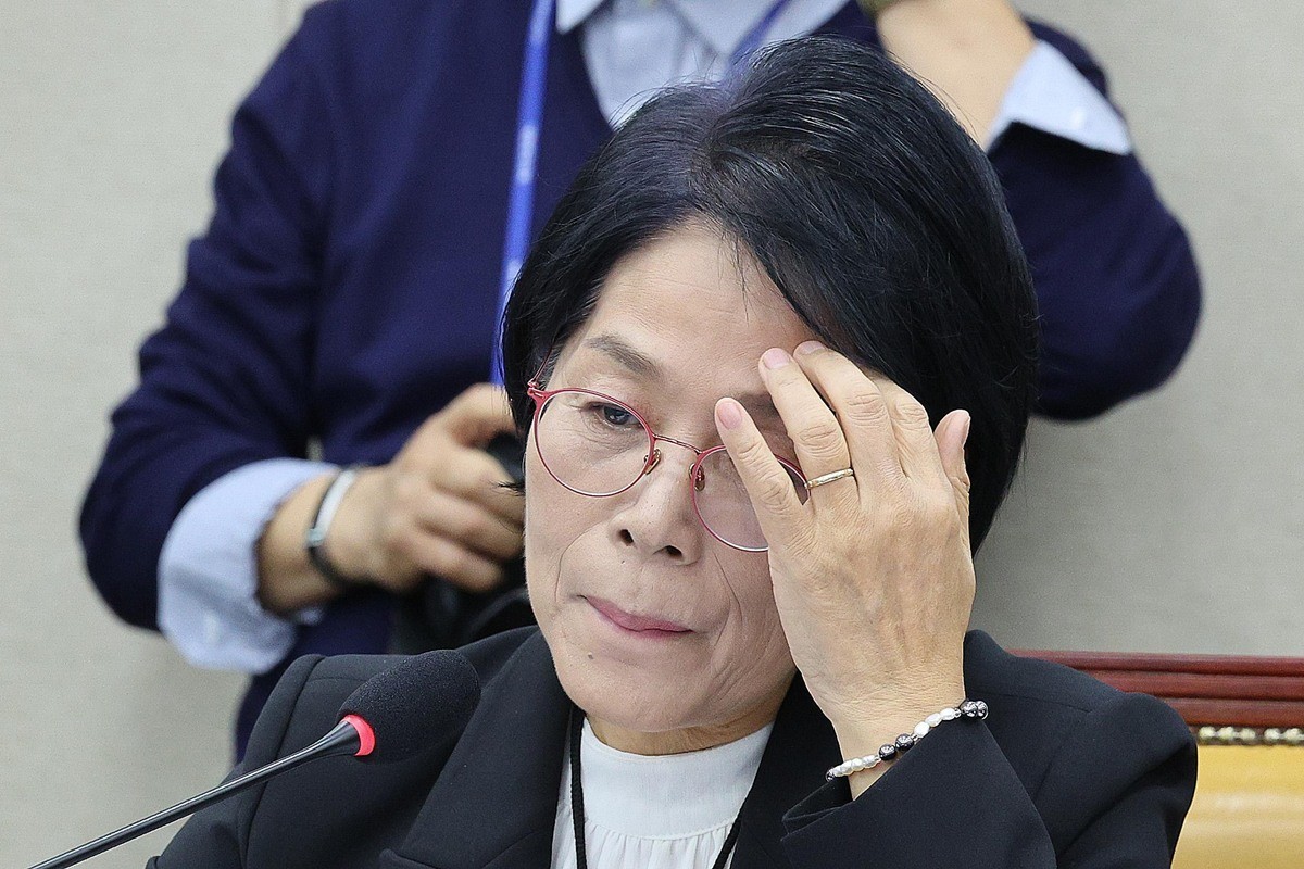 생각에 잠긴 최민희 과방위원장. / 뉴스1