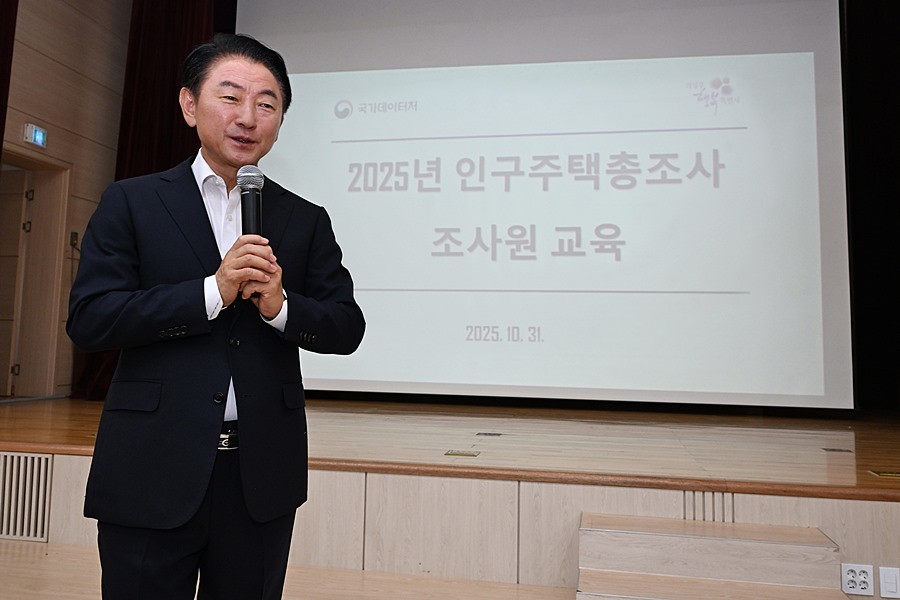 김동근 시장이 10월 31일 인구주택총조사 조사원 대상 교육에서 인사말을 하고 있다