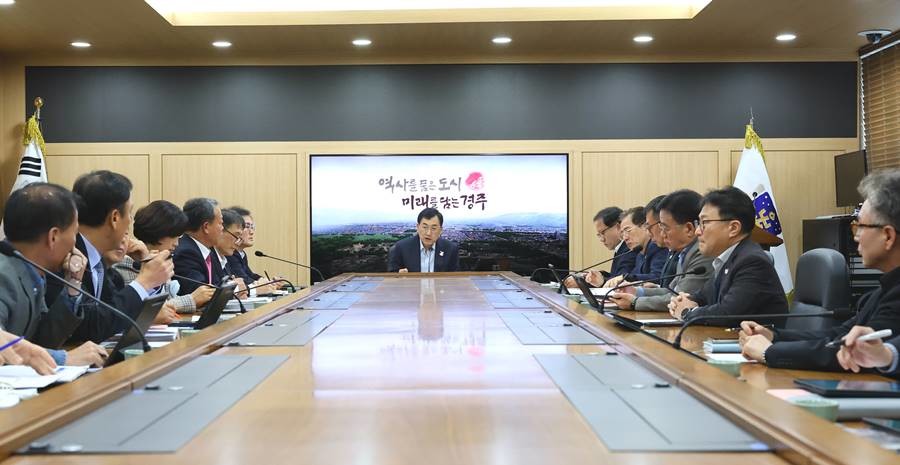 주낙영 경주시장이 3일 청사 내 영상회의실에서 APEC 정상회의 성공 개최에 따른 국‧소‧본부장 회의’를 열고 행사 성과를 점검하고 있다./경주시