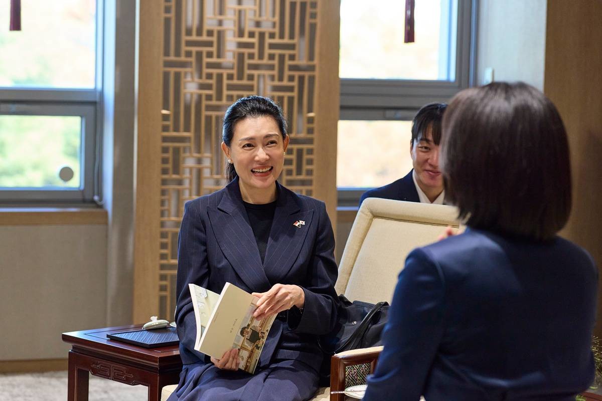 김혜경 여사가 지난 2일 서울 용산 대통령실 청사에서 로렌스 웡 싱가포르 총리의 부인 루 즈 루이 여사와 친교시간을 갖고 있다 / 대통령실 제공, 뉴스1