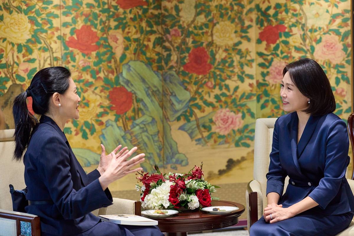 대화 나누는 김혜경·부인 루 즈 루이 여사 / 대통령실 제공, 뉴스1