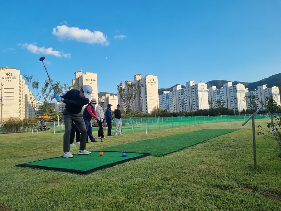 경산남천옥빛파크골프장이 지난 1일 정식 개장했다. 사진은 동호인들이 골프를 즐기는 모습  / 경산시 제공