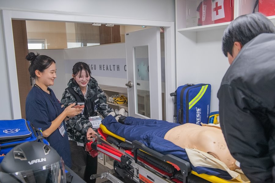 대학 내에서 진행된 DHC 응급시뮬레이션 2차 프로그램을 통해 대구보건대학교 재학생들이 응급 상황에 대비한 각 학과 전공의 역할을 체험하고 있다.  / 대구보건대학교 제공
