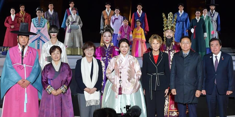 한복패션쇼에 참석한 다이애나 폭스 카니 캐나다 총리 배우자/이하 경북도