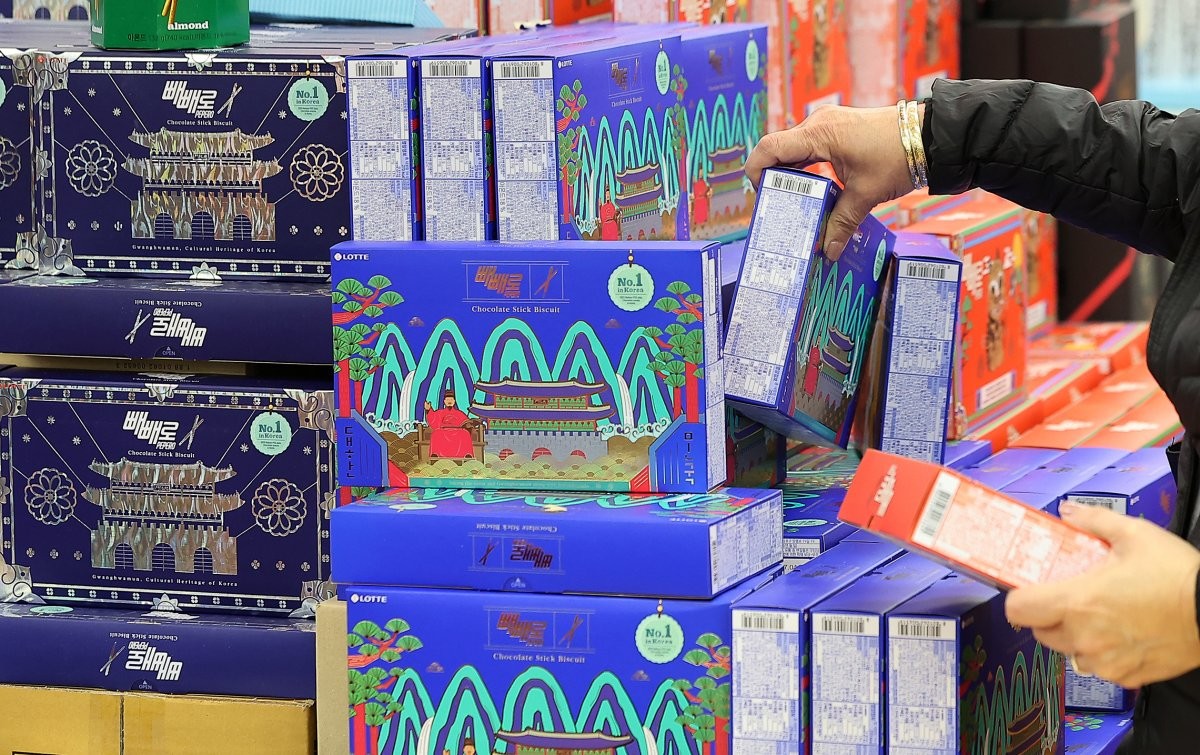 젠슨 황 엔비디아 최고경영자(CEO)가 지난달 31일 APEC CEO 서밋 특별 세션 뒤 기자간담회에서 빼빼로를 먹는 모습이 화제가 된 가운데 3일 서울 시내 한 대형마트에서 외국인 관광객들이 빼빼로를 구입하고 있다. / 뉴스1