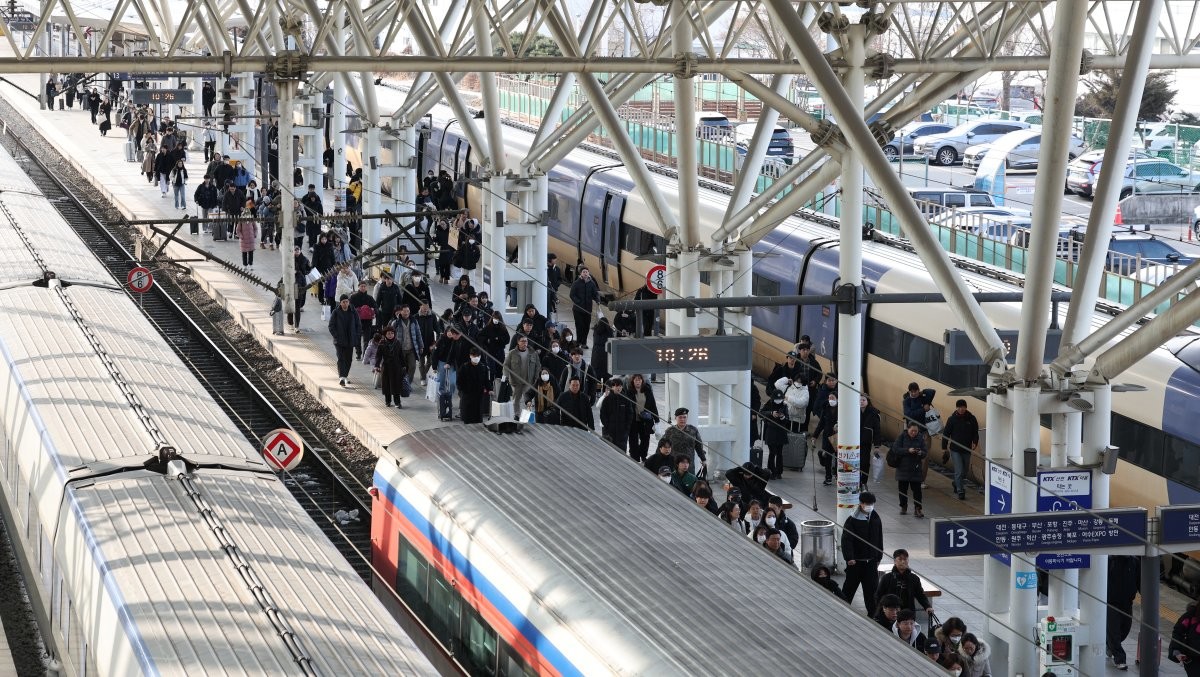 승객들이 열차에 탑승하고 있다. 기사의 이해를 돕기 위한 사진. / 뉴스1