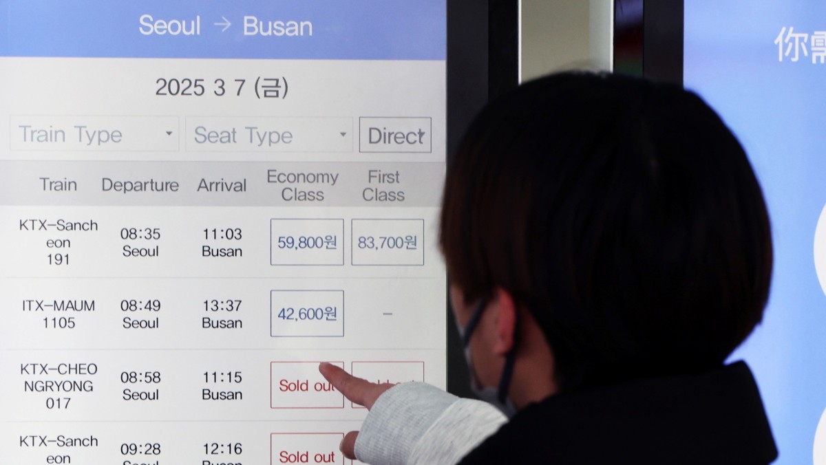 서울역에서 KTX(고속철도) 열차 티켓을 구매하는 모습. 기사의 이해를 돕기 위한 사진. / 뉴스1