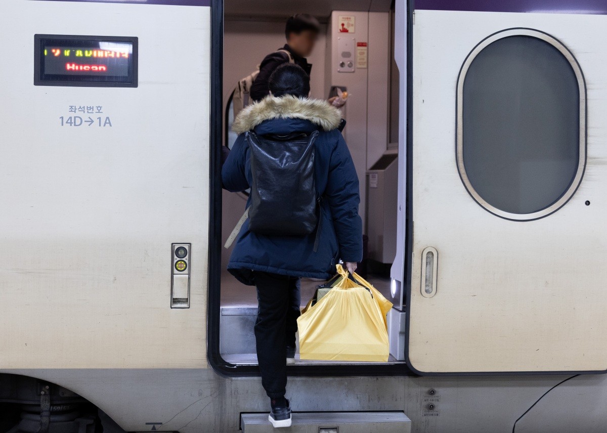 시민들이 열차에 탑승하고 있다. 기사의 이해를 돕기 위한 사진. / 뉴스1