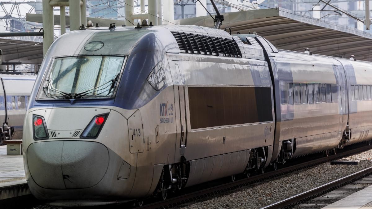 서울 중구 서울역에 KTX 산천 열차가 출발하고 있는 모습. / 연합뉴스