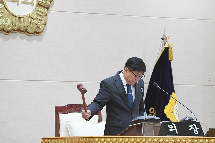 윤창철 의장이 제382회 임시회 제1차 본회의를 주재하고 있다