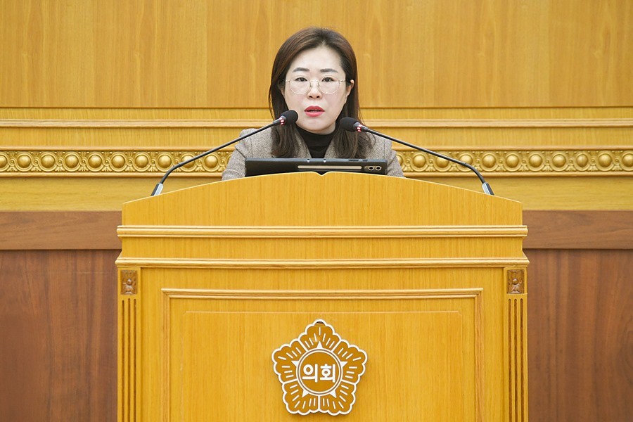 강혜숙 의원이 제382회 임시회 제1차 본회의에서 ‘지역주택조합 조합원 등 피해 예방을 위한 제도개선 촉구 건의안’을 대표발의하고 있다