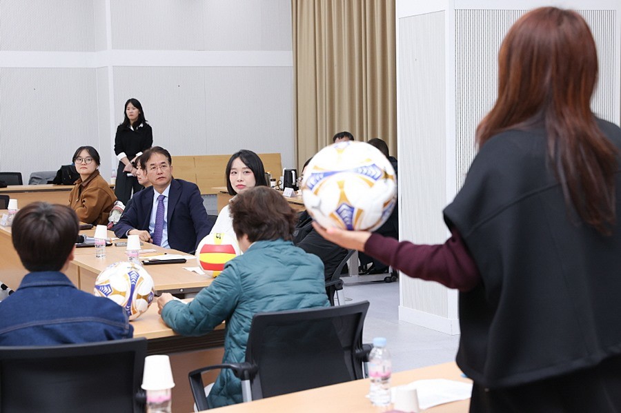 여성 축구단 소속 회원이 이동환 시장이게 생활체육 정책 지원에 대해 건의하고 있다