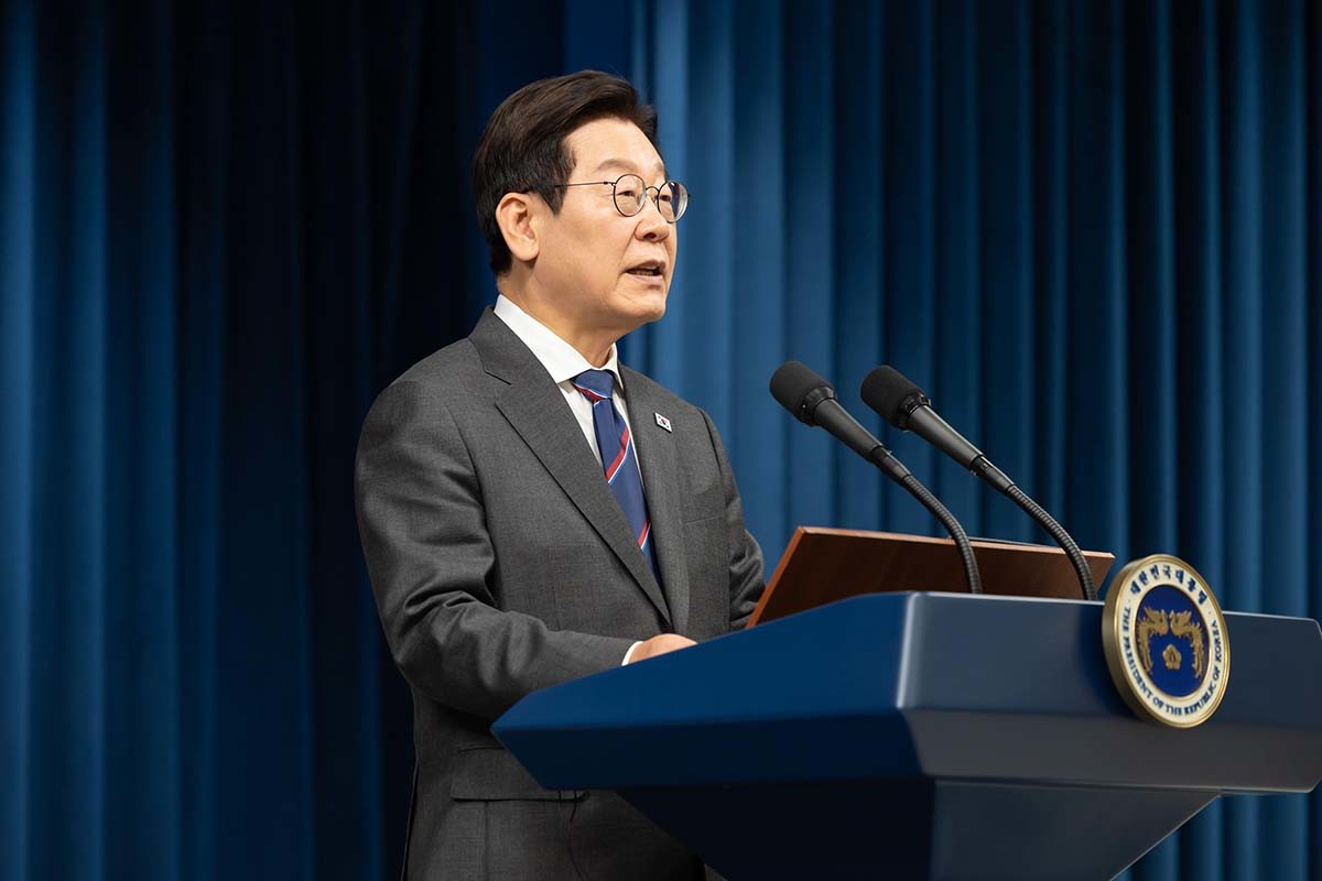 이재명 대통령과 로렌스 웡 싱가포르 총리가 2일 서울 용산 대통령실 청사에서 공동언론발표를 하고 있다. / 대통령실 제공