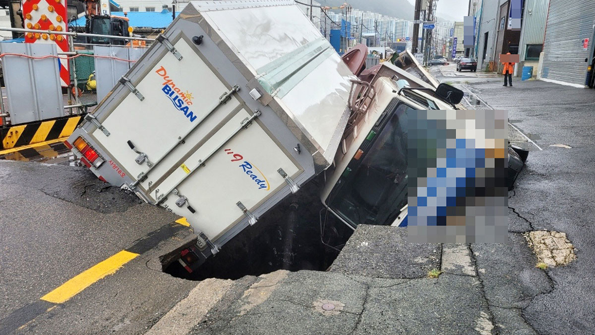 2024년 부산에서 발생한 8m 크기의 대형 싱크홀로 인해 대형 화물차가 추락한 사고. / 뉴스1