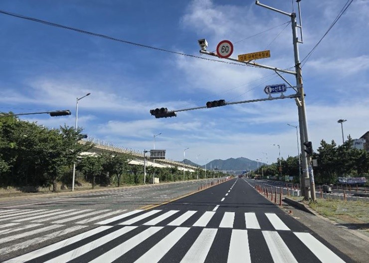 부산항 신항 일대의 주요 연결도로인 임항도로에 대해 진행한 포장보수공사가 최근 마무리됐다. / 사진제공=부산항만공사