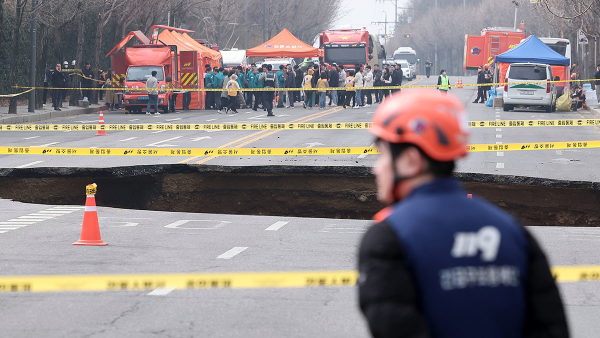 올해 3월 서울시 강동구에서 발생한 싱크홀 사고 현장. / 뉴스1