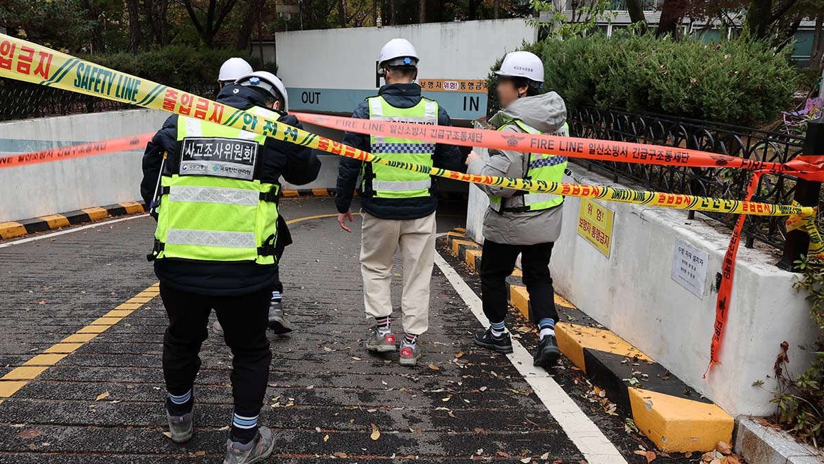 국토안전관리원 사고조사위원회 관계자들이 지하주차장 철근 노출 사고를 조사하고 있다. / 뉴스1