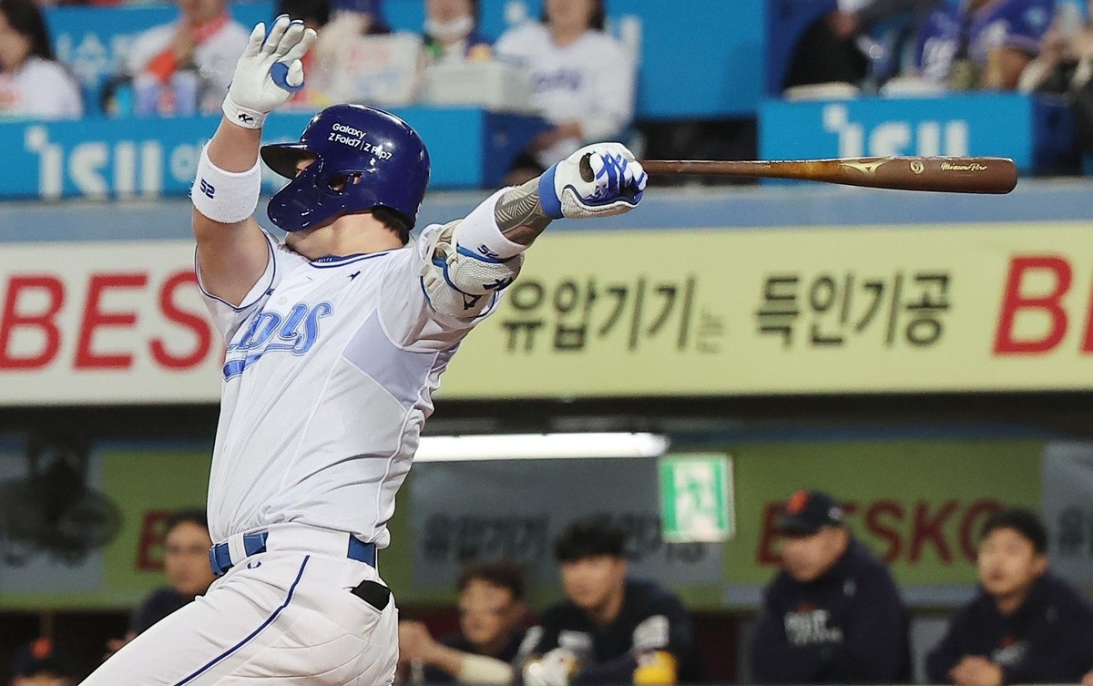 21일 대구삼성라이온즈파크에서 열린 2025 신한 SOL뱅크 KBO 포스트시즌 플레이오프 3차전 한화 이글스와 삼성 라이온즈의 경기에서 삼성 박병호가 7회말 안타를 치고 있다. / 뉴스1