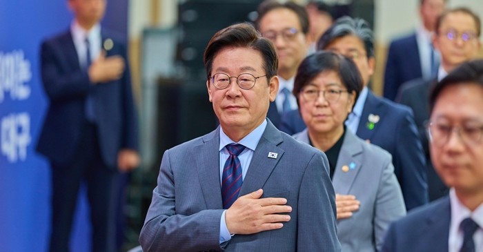 이재명 대통령이 대구광역시 북구 엑스코에서 열린 '대구의 마음을 듣다' 타운홀 미팅에서 국민의례를 하고 있다. / 뉴스1