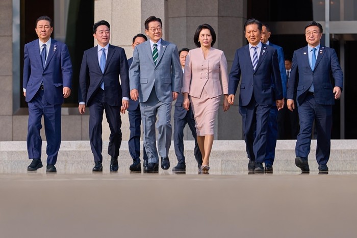 이재명 대통령과 김혜경 여사가 말레이시아 쿠알라룸푸르에서 열리는 아세안 정상회의에 참석하기 위해 경기 성남 서울공항을 통해 출국하고 있다. / 뉴스1
