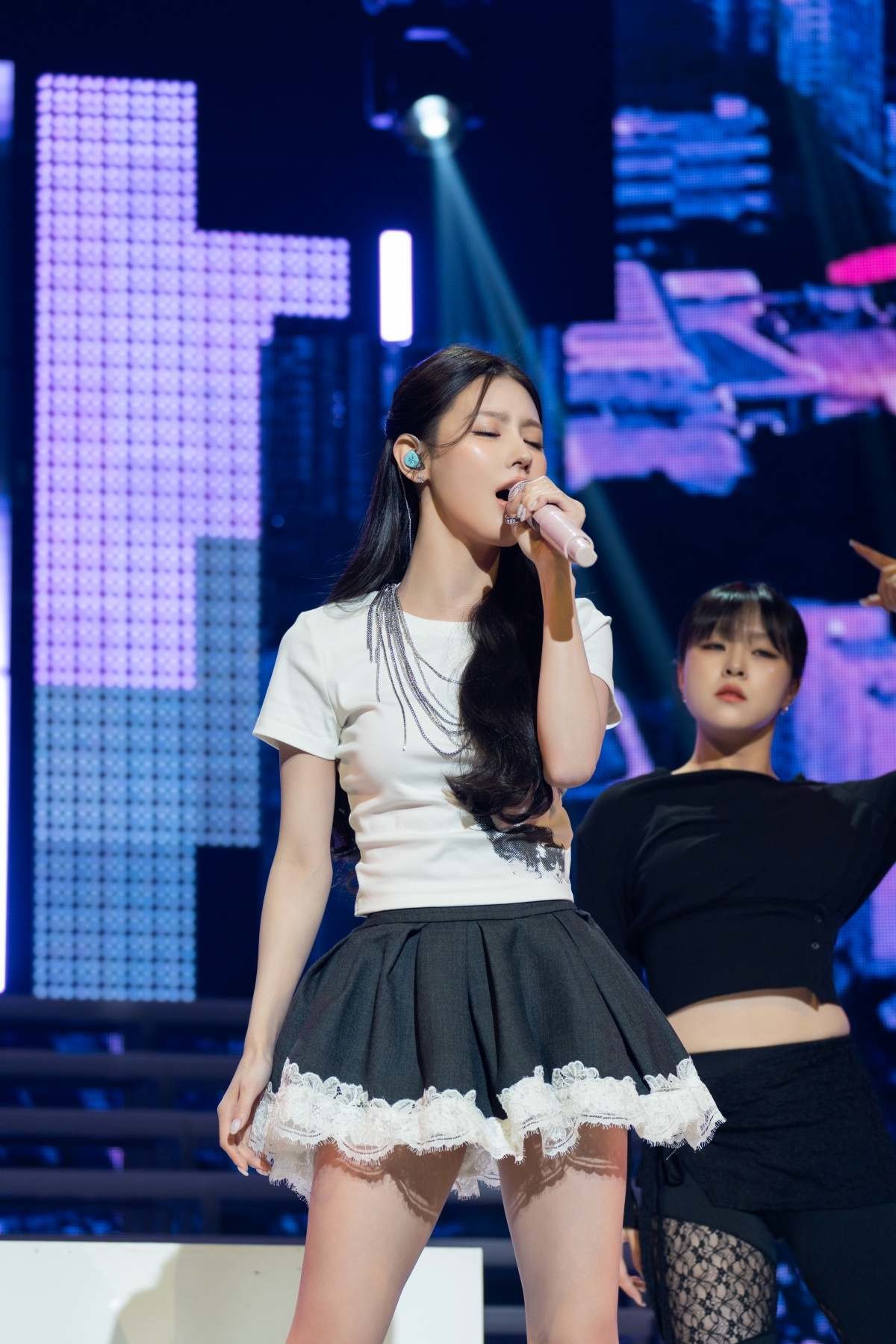 아이들 미연이 3일 오후 블루스퀘어홀에서 솔로 앨범 ‘MY, Lover’의 타이틀곡 ‘Say My Name’ 무대를 선보이고 있다. / 사진 제공=큐브엔터테인먼트