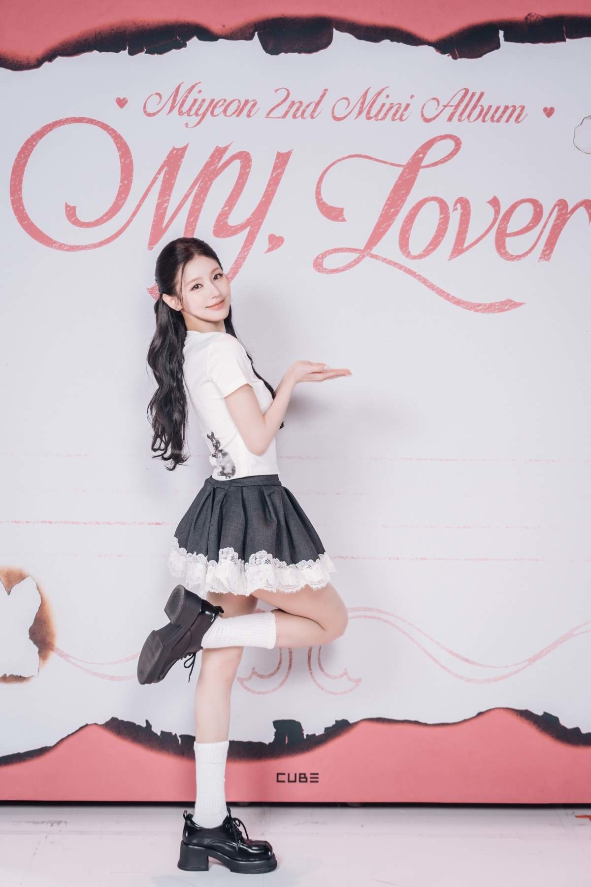 아이들 미연이 컴백 쇼케이스에서 포토타임을 가지고 있다. / 사진 제공=큐브엔터테인먼트