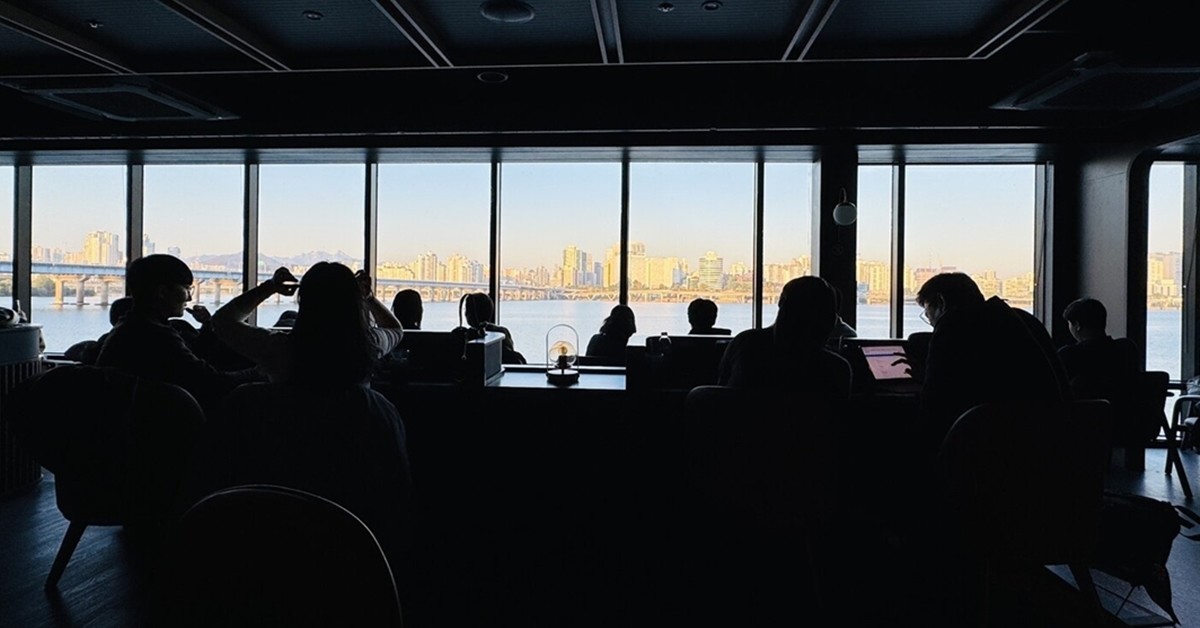 정전으로 불이 꺼진 서울 여의도 한강버스 선착장 3층 스타벅스 내부. 일부 손님들이 어둑한 매장에서 한강을 바라보고 있다. / 뉴스1