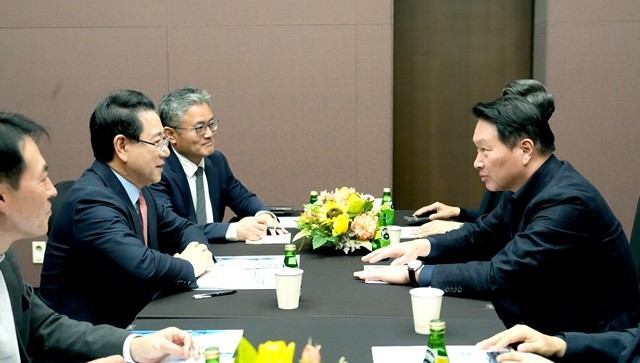 김영록 전라남도지사가 3일 서울 코엑스 오픈미팅룸에서 최태원 SK그룹 회장과 면담을 갖고 ‘오픈AI AI데이터센터’ 등과 관련해 투자협의를 하고 있다.