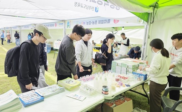 전라남도교육청이 ‘2025 국제농업박람회’에 참가해 홍보 부스를 운영하고 있다.