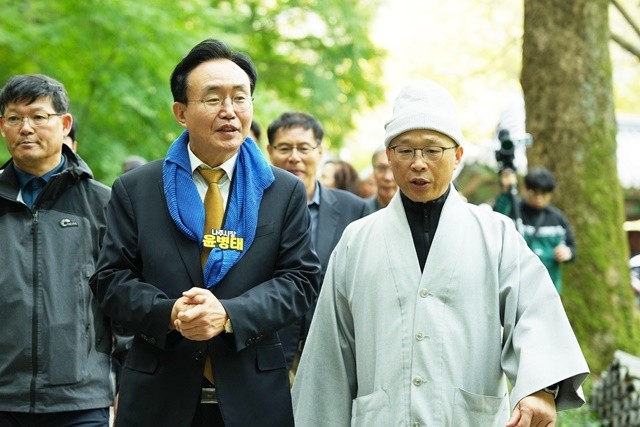 윤병태 시장이 철인 스님, 시민, 공직자들과 함께 비자림 둘레길을 직접 걸어보고 있다.