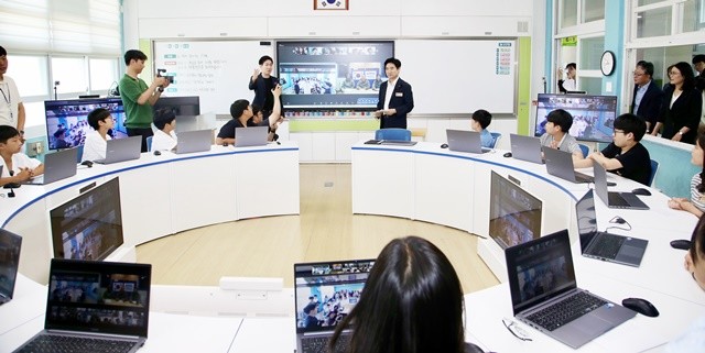 김대중 교육감이 지난 7월 9일 화순오성초 2030 미네르바 교실에서 남극장보고과학기지, 2030수업교사와 공동수업을 하고 있다.