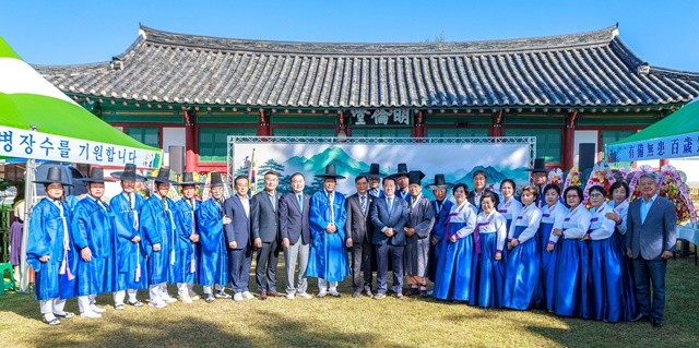 명륜당 광장에서 보성 기로연이 성황리에 마무리됐다(가운데 오른쪽부터 왼쪽으로 _문금주 국회의원, 서형빈 보성 부군수, 김경열 보성군의회 의장, 김재철 도의원)
