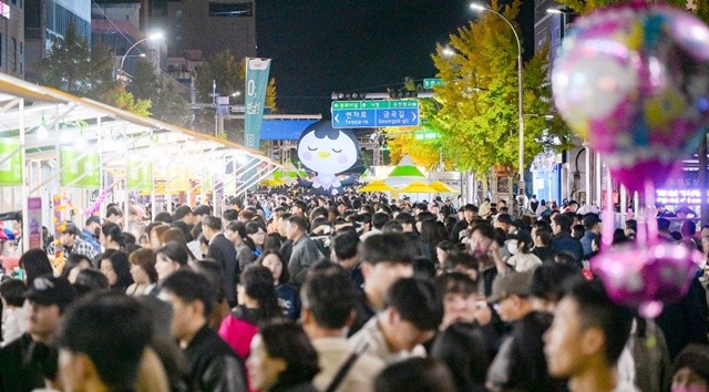 원도심 중앙로를 가득 메운 시민들과 관람객들이, ‘2025 순천 푸드앤아트페스티벌’을 즐기고 있다.