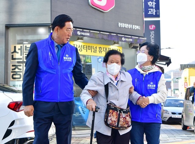김한종 장성군수(좌측)가 어르신을 병원까지 모셔다 드리는 '병원 동행 서비스' 일손을 거들고 있다. 장성군 제공
