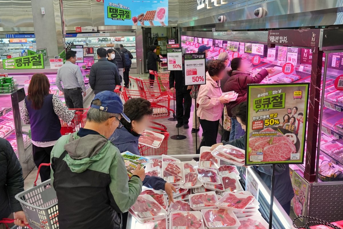 고객들이 30일 서울 중구 롯데마트 제타플렉스 서울역점에서 하루 특가 상품을 구매하고 있다. / 롯데마트 제공