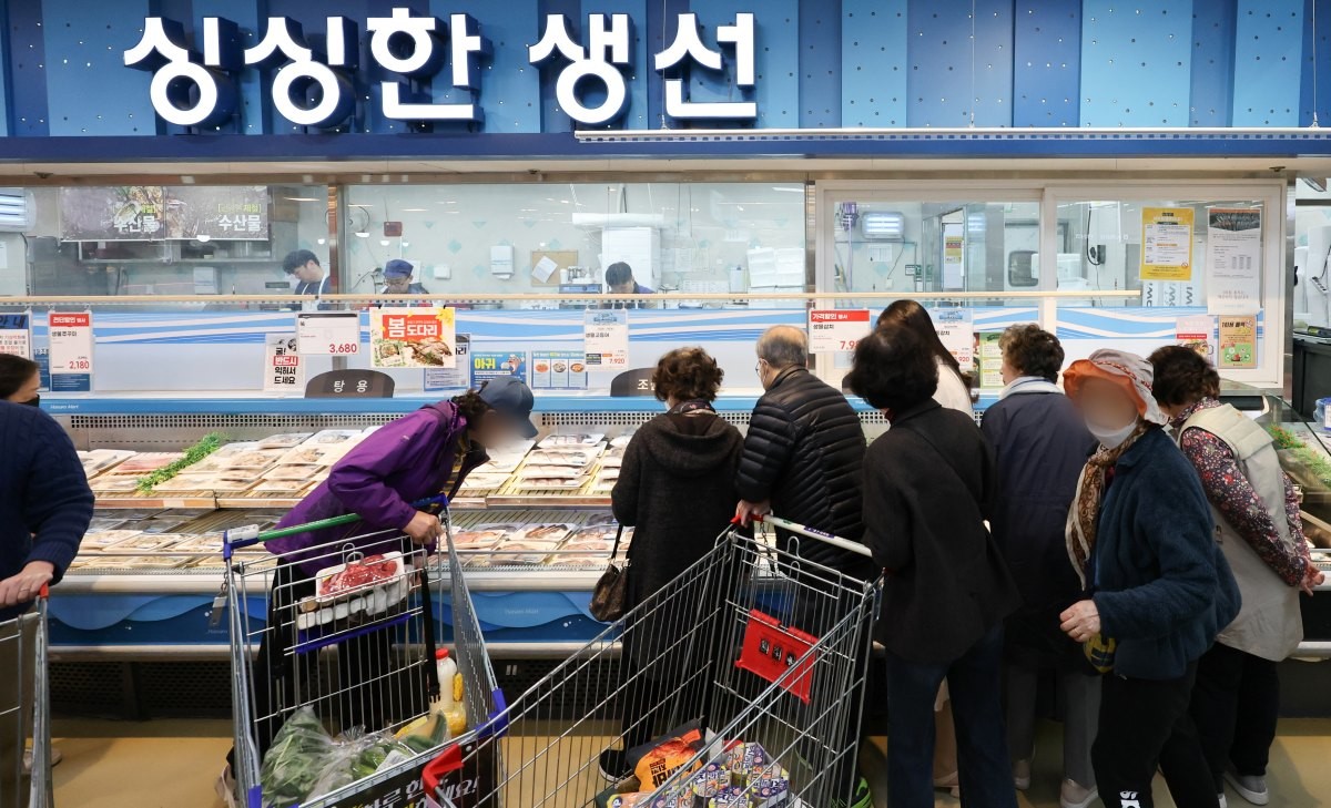서울 시내의 한 대형마트 수산코너. 기사의 이해를 돕기 위한 사진 / 뉴스1