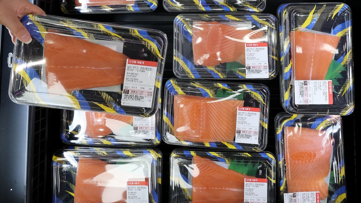 마트에서 연어를 판매하고 있다. 기사의 이해를 돕기 위한 사진으로 실제 상품과 차이가 있을 수 있음을 밝힙니다     / 뉴스1