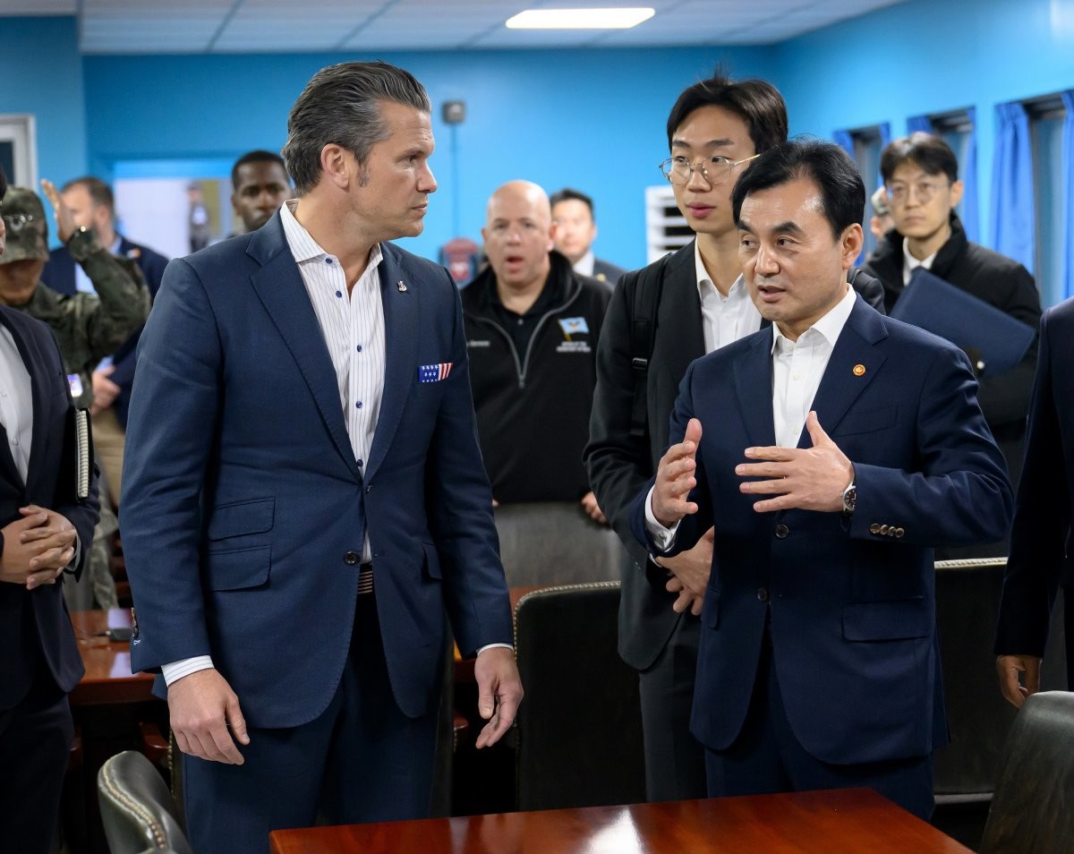 지난 3일 안규백 국방부 장관과 피트 헤그세스 미국 국방부 장관이 JSA 판문점 회담장을 방문해 대화하고 있다. / 국방부 제공. 뉴스1