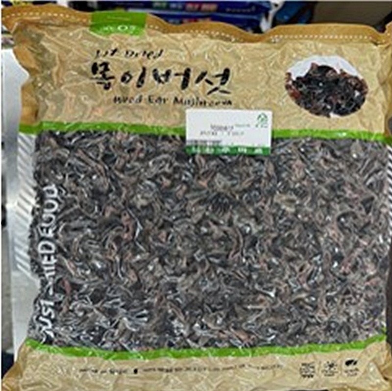 식품의약품안전처는 수입 식품 등 수입 판매업체 태림에스엠이 수입해 판매한 수입산 '목이버섯'에서 잔류농약 '카벤다짐'이 기준치보다 초과 검출돼 이를 회수한다고 3일 밝혔다. 해당 제품에서 기준치보다 초과 검출된 카벤다짐은 곰팡이로 인한 병해를 예방하기 위해 과일, 채소 등에 사용하는 농약이다. 기준치는 0.01㎎/㎏ 이하인데 해당 제품에서는 0.25㎎/㎏이 검출됐다고 식품의약품안전처는 설명했다. 이와 관련해 식품의약품안전처는 '소비자는 이 제품 사용을 중단하고 구입처에 반품하라'라고 당부했다. / 식품의약품안전처 제공