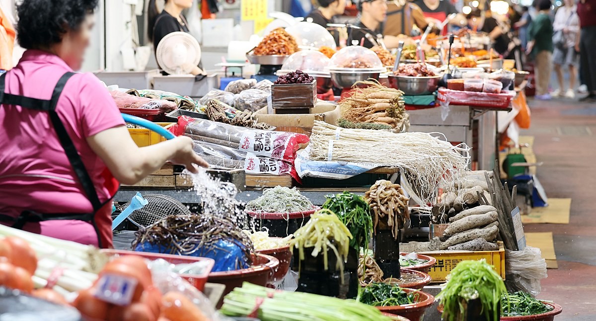 여러 식재료를 팔고 있는 전통시장 모습. 기사 이해를 돕기 위한 자료 사진. / 연합뉴스