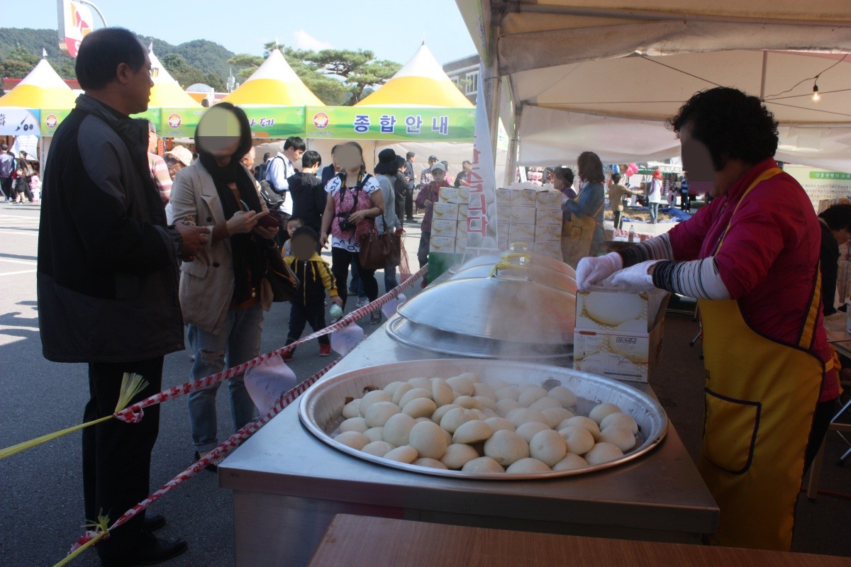 2011년 강원 횡성 안흥면 찐빵마을에서 안흥찐빵축제가 열리고 있는 모습. / 연합뉴스