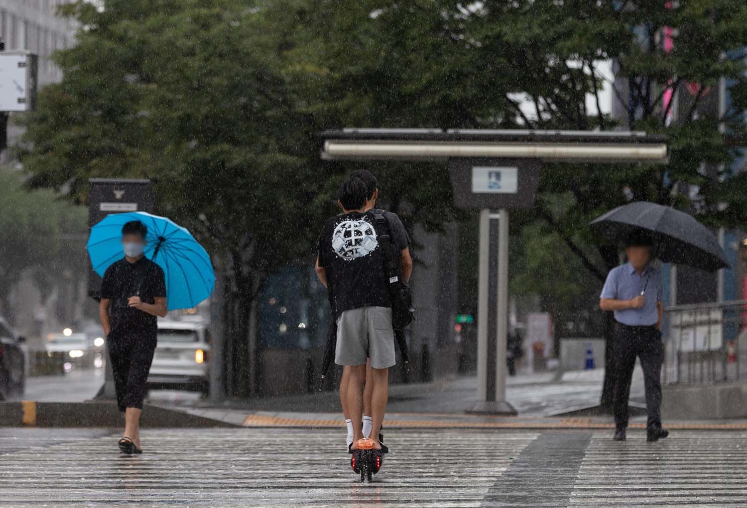 전동 킥보드를 탄 학생들이 위험한 운행을 하고 있다. / 뉴스1