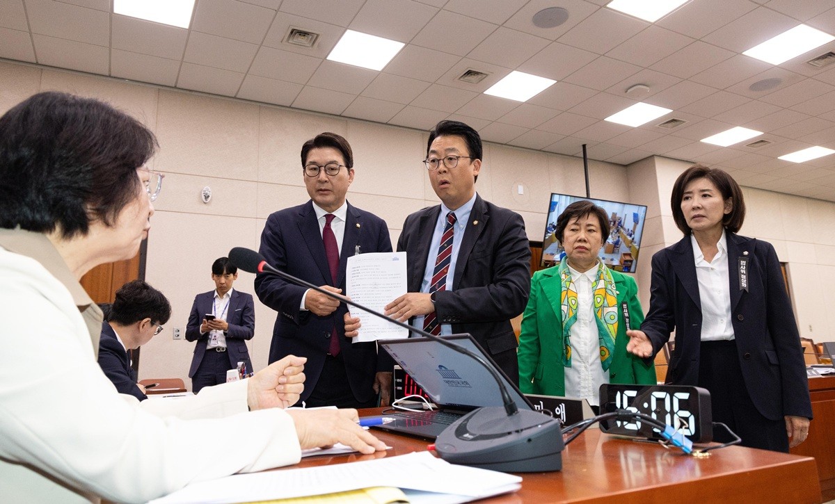 지난달 16일 서울 여의도 국회에서 열린 법제사법위원회 감사원 등에 대한 국정감사에서 국민의힘 위원들이 의사 진행 관련으로 추미애 위원장에게 항의하고 있다. / 뉴스1