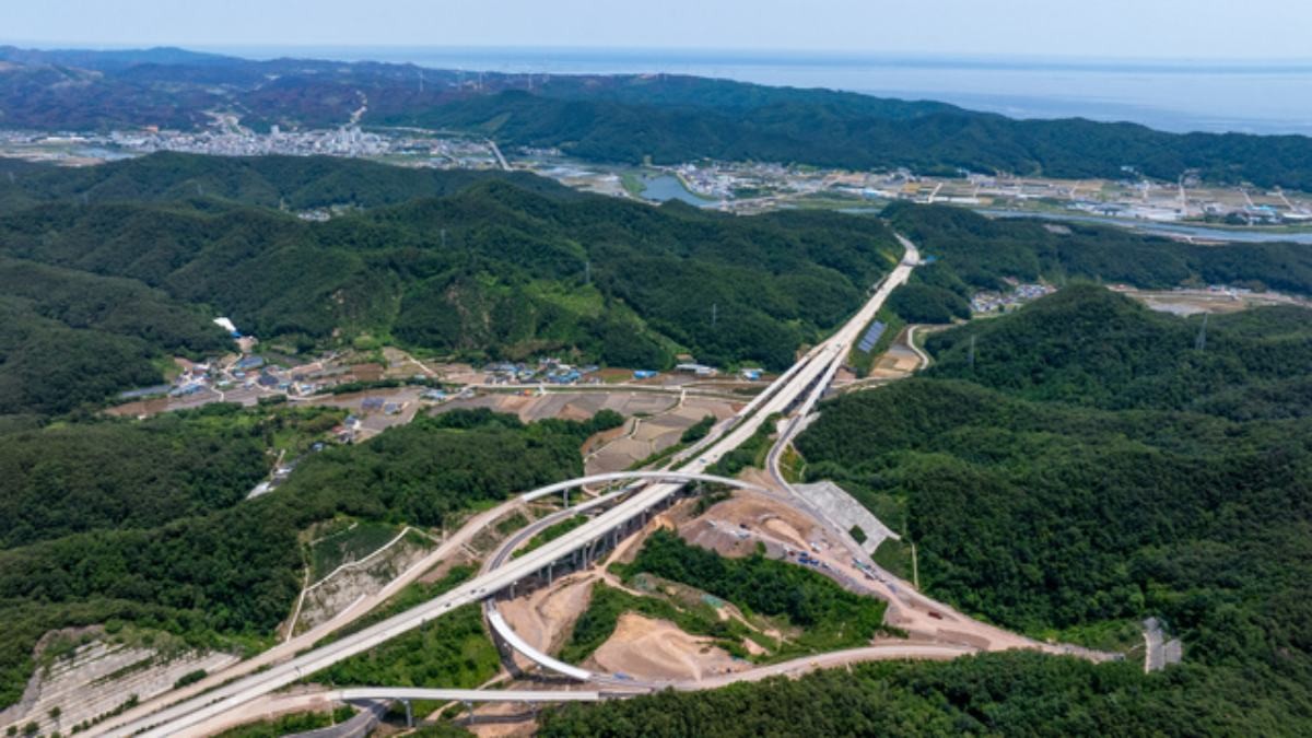 포항 영덕 고속도로가 오는 7일 개통 된다.` / 영덕군