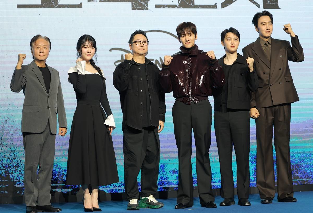 배우 김종수(왼쪽부터)와 조윤수, 박신우 PD, 지창욱, 도경수, 이광수가 지난 3일 오전 서울 영등포구 콘래드 서울 호텔에서 열린 디즈니+ 오리지널 시리즈 ‘조각도시’(각본 오상호/연출 박신우) 제작발표회에서 포즈를 취하고 있다. ‘조각도시’는 평범한 삶을 살던 태중(지창욱 분)이 어느 날 억울하게 흉악한 범죄에 휘말려 감옥에 가게 되고, 모든 것은 요한(도경수 분)에 의해 계획되었다는 것을 알게 되면서 그를 향한 복수를 실행하는 액션 드라마다 / 뉴스1