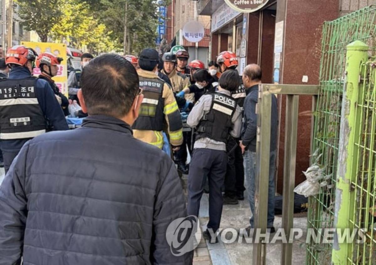 4일 오전 10시 20분께 서울 강동구 천호동의 한 상가 건물에서 흉기 난동 사건이 발생해 3명이 병원으로 이송됐다. 3명 모두 심정지 상태는 아니라고 소방 당국은 밝혔다. 경찰은 구체적 범행 경위를 조사 중이다. 사진은 현장에서 구조대원들이 부상자를 이송하는 모습 / 연합뉴스